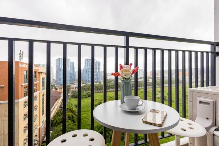 Shore 2 Residences 1Br Deluxe Room In Moa Complex Manila Bagian luar foto