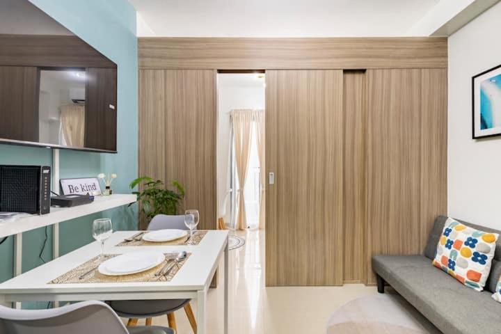 Shore 2 Residences 1Br Deluxe Room In Moa Complex Manila Bagian luar foto